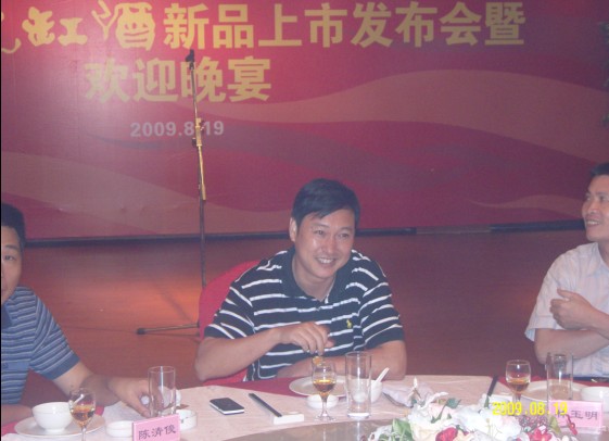 王锐军董事长在半干型上市会上和经销商进行互动,气氛融洽